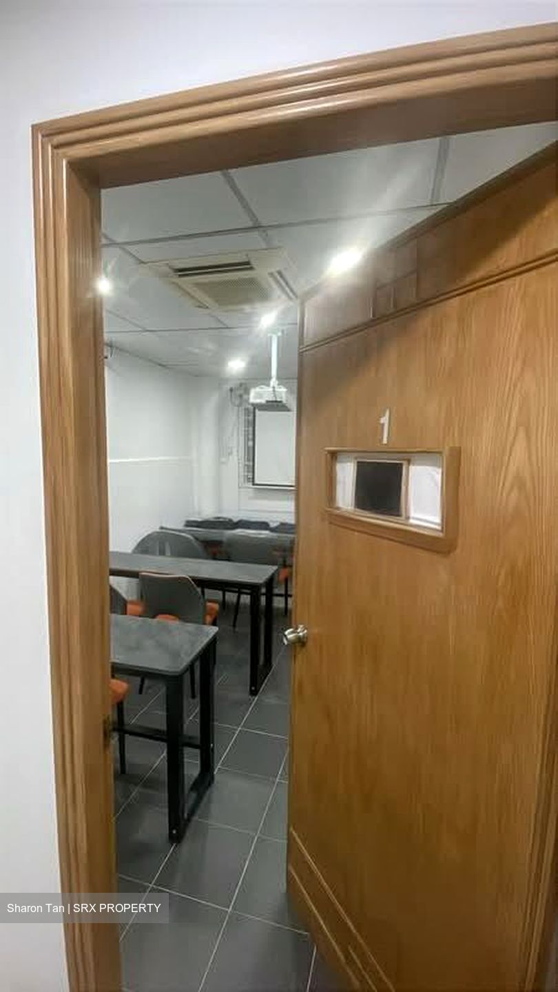 Ang Mo Kio Avenue 6 (D20), Shop House #557112211